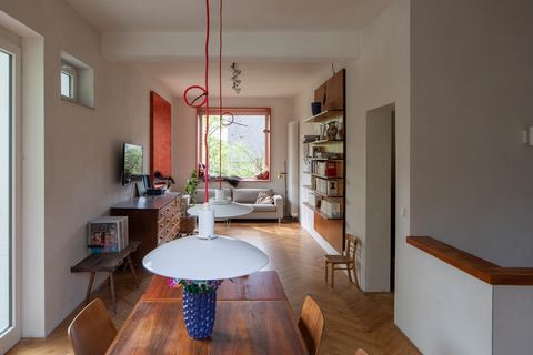 This charming, high-quality furnished maisonette apartment offers a unique opportunity to combine living in the countryside with proximity to the vibrant metropolis of Düsseldorf. The apartment is located in a two-family house on a park-like plot wit...