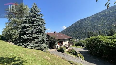 This SOUTH/EAST facing house , five minutes from the centre of the village of Saint Gervais Les Bains, is the ideal investment. Its exterior consists of 5 parking spaces, a Savoyard Mazot ideal for storing green space maintenance tools and a large gr...