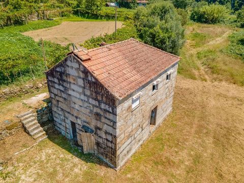 Maison avec terrain surplombant la rivière Tâmega, située à Vila Boa do Bispo. Il se distingue par son superbe paysage sous la rivière, étant une combinaison parfaite de tranquillité et de beauté naturelle. Il se distingue par son excellente expositi...