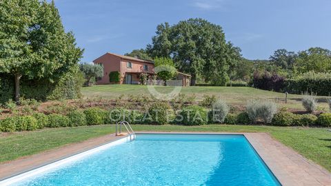 Sulle pendici del Monte Fogliano circondato da tanta natura incontaminata, casale con piscina e parco con un ettaro di terra, restaurato nel 2000. Il casale è servito da un'antica strada Romana a ciottoli 