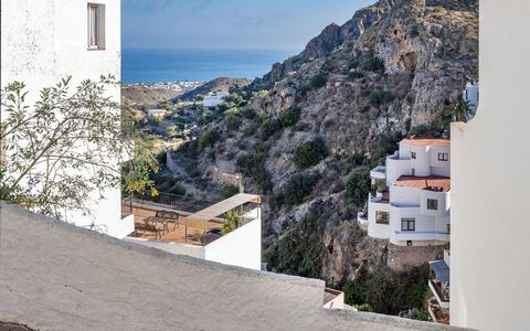 Esta parcela en Mojacar Pueblo se encuentra en una posición elevada y por su orientación sureste, cuenta con unas magníficas vistas sobre el Mediterráneo. La parcela de 129,90 metros cuadrados está dentro del casco antiguo en una calle que accesible ...