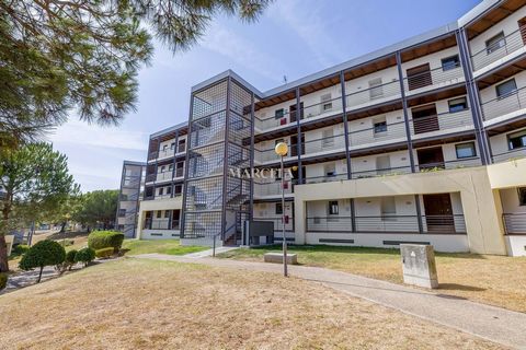 Dit gezellige appartement met 2 slaapkamers en 2 badkamers ligt op de verhoogde begane grond van een zorgvuldig onderhouden condominium in een toplocatie op loopafstand van zowel de jachthaven als het stadscentrum van Lagos. Het is een uitstekende ka...