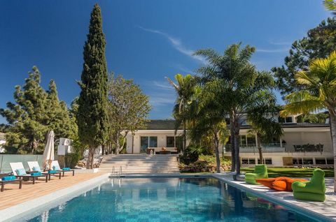 Villa familiar de 7 dormitorios impecablemente reformada ubicada en el prestigioso enclave de Hacienda Las Chapas, Marbella. Esta sofisticada residencia está a sólo 1,3 kilómetros de una de las mejores playas de arena de Marbella, a 3 kilómetros del ...