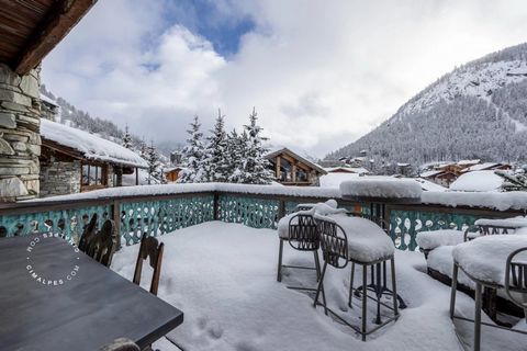 La Maison GADAIT oferece-lhe uma oportunidade rara: Situada no coração da prestigiada e autêntica estância de Val d'Isère, esta propriedade rara e excecional oferece um luxo inigualável em quatro níveis. Com uma área de 500 m², este chalé único tem s...