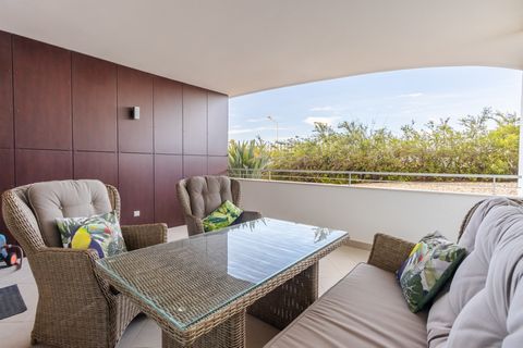 Découvrez un appartement exclusif de deux chambres, situé au rez-de-chaussée d'un condominium prestigieux, à moins de 750 mètres de la célèbre plage de Porto de Mós. En entrant dans l'appartement, au-delà du hall d'entrée, vous êtes accueilli par un ...