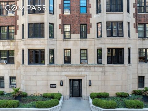 Immerse yourself in the architectural grandeur of The Eddystone, a 21-story, 77-unit gem built in 1929 by Holabird & Root, set within Chicago's storied Lakeview neighborhood. This impeccably restored mid-rise marries the timeless elegance of its orig...