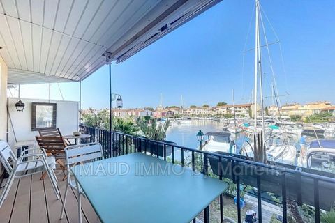 Magnifique appartement avec garage et amarrage à Port Grimaud refait à neuf dans un quartier sécurisé, avec une vue dégagée sur le Plan d'eau. Il se compose d'un séjour avec cuisine ouverte, une chambre séparée, une salle de bain ainsi qu'une pièce p...