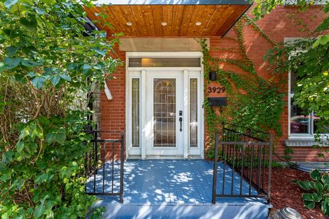 Discover this superb single-family home located in the heart of the Plateau Mont-Royal, just steps from St-Denis and Sherbrooke streets. This spacious cottage, ideal for large families, features a unique inverted layout that maximizes the luminosity ...