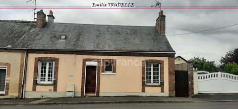 Ensemble Immobilier avec Vue sur l'Étang de Saint-Calais Situé sur un terrain de 498 m² avec un jardin atypique, cet ensemble immobilier de 125m² offre une vue imprenable sur l'étang de Saint-Calais, qui subit actuellement un curage. L'accès à la pro...