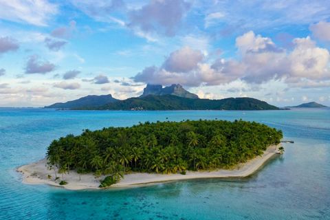 Nur 10 Minuten von der Hauptinsel Bora Bora entfernt, umfasst die Privatinsel Motu Tane etwa 10 Hektar Sandstrand, tropisches Laub und Kokosnusshaine vor einer bergigen Kulisse. Das Motu Tane, das dem Kosmetikmogul François Nars gehört, besteht aus t...