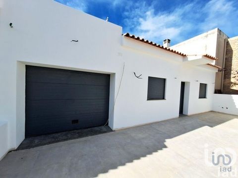 Moradia geminada T2 localizada na encantadora vila de São Brás de Alportel! A moradia foi recentemente remodelada com muito bom gosto. Distribuída num único piso, esta propriedade é composta por: Cozinha totalmente equipada e em open space, 2 quartos...