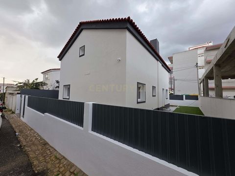 Moradia com 4 quartos, distribuída por dois pisos. Inserida num amplo lote de terreno com 276 m². Cada detalhe desta habitação foi cuidadosamente planeado para proporcionar conforto e segurança, utilizando as técnicas e materiais mais evoluídos no me...