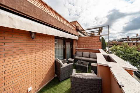 Sin honorarios al comprador! Exclusivo ático en una sola planta en la prestigiosa zona de punta Galea, una de las zonas más valoradas y mejor comunicadas del municipio de las Rozas. La propiedad cuenta con 4 habitaciones muy amplias, 2 baños, uno de ...