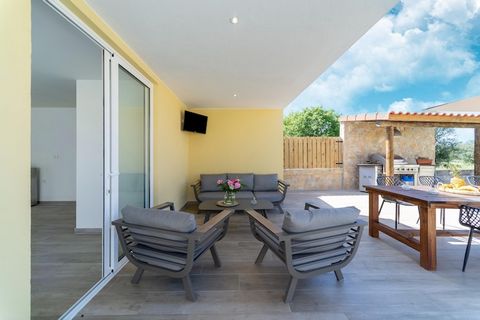 Admirez les magnifiques environs tout en résidant dans cette magnifique maison de vacances à Netos Almagreira. Toutes les commodités sont partagées par les invités de cette maison. Il y a une piscine où vous pourrez vous rafraîchir. Vous pouvez égale...