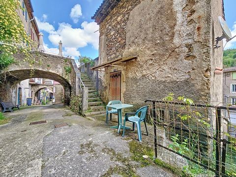 Charmante maison de village avec cheminée au cœur de Saint-Étienne-Estréchoux – Idéal premier achat ou pied-à-terre
