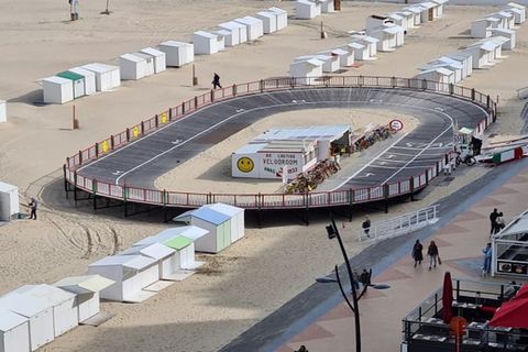 Located right on the seafront at Zeedijk 201, this classically furnished 3-bedroom apartment offers panoramic views of the sea and Blankenberge’s iconic Pier. Spacious, cozy, and well-equipped, it’s ideal for large families or groups of up to 8 guest...