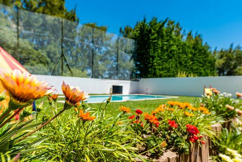 Située dans lun des quartiers les plus calmes et les plus appréciés de Quinta da Beloura, cette villa combine une excellente exposition au soleil avec un emplacement privilégié dos au terrain de golf, où vous ne pouvez entendre que le chant des oisea...