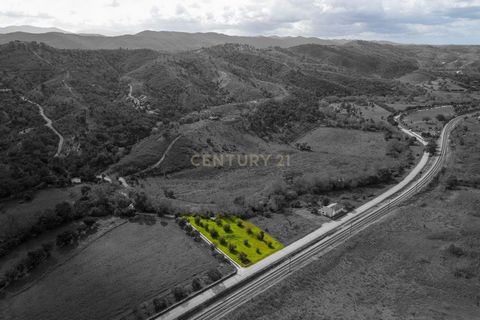 Terreno rústico localizado em São Marcos da Serra, com uma área total de2480 m². Este terreno apresenta diversas características vantajosas para aqueles que desejam investir ou desenvolver um projeto nesta área. A seguir, estão os detalhes mais relev...