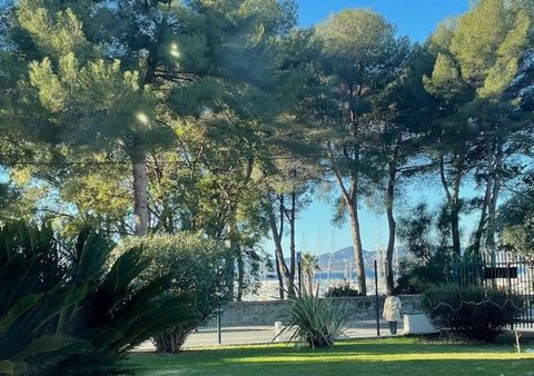 Appartement de type F2 avec place de parking au port Santa Lucia à Saint-Raphael