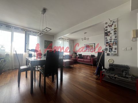 Mathis Lebon vous propose, dans une résidence au calme, cet appartement d'environ 68m2 lumineux, proche des écoles et des transports. Il se compose : D'une entrée, un séjour d'environ 26 m2 avec cuisine ouverte équipée, 2 chambres avec placards, une ...