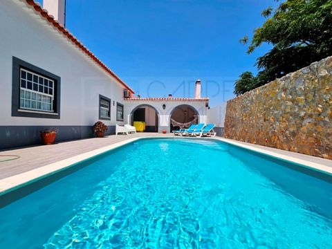 Excelente moradia T3+2 com piscina junto a Santo Estêvão, em Barrosa, Benavente. Moradia construída em 2004 com boa qualidade de construção e bons isolamentos térmicos. Possui 2 pisos com 244m2 construídos em lote de 415m2. Constituída no edifício pr...