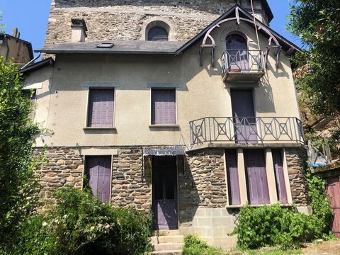 Charmante maison sur trois niveaux cur historique dUzerche 90 m² + terrain 200 m²