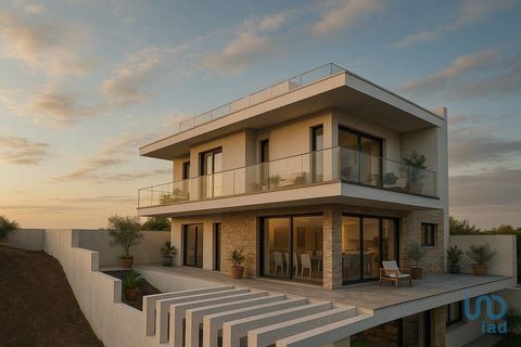 Moradia T4 com rooftop e vista panorâmica sobre o Tejo – Alhandra Imagine almoços em família na varanda com uma vista desimpedida sobre o rio Tejo e a cidade, o pôr do sol a pintar o céu enquanto relaxa no rooftop privativo, ou a conveniência de cheg...