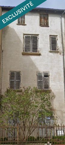 Grande maison de ville à rénover avec 2 cours