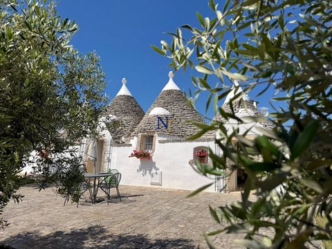 Vous rêvez des Pouilles ? Découvrez ce superbe trullo à 8 cônes de 2 chambres et 2 salles de bain avec piscine privée, niché au cœur de la vallée d'Itria ! Entourée de 1,5 hectare de campagne paisible, cette charmante propriété de 90 m² est située à ...