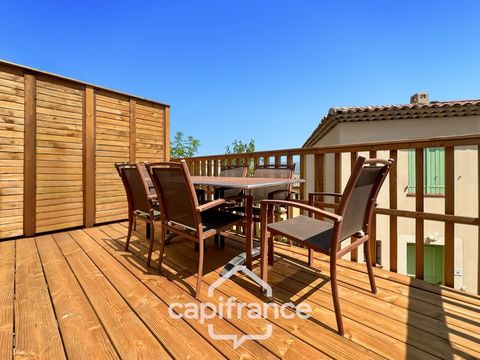 DOMAINE DE PONT ROYAL, maison de 45 m2 avec vue, élevée d'un étage, 2 vraies chambres, mitoyenne d'un seul côté, piscine privative, emplacement pour véhicule