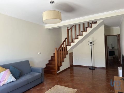 Moradia remodelada e mobilada em Aveiro – 3 Quartos com Terraço, garagem fechada e Churrasqueira – Aveiro Apresentamos está excelente moradia geminada, totalmente remodelada em 2004 com materiais de alta qualidade. Com localização privilegiada de Ave...