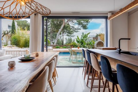 Weelderige villa van ongeveer 190m2, genesteld in een serene omgeving, op een steenworp afstand van het stadscentrum. Geniet van een adembenemend uitzicht op zee vanaf de bovenverdieping en hoogwaardige diensten, ontworpen om elegantie en absoluut co...