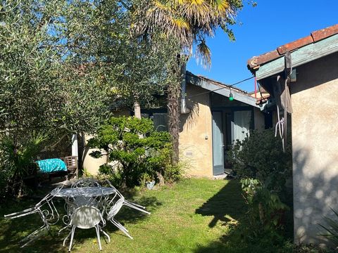 Dpt Gers (32), à vendre PLAISANCE, surprenante MAISON ancienne rénovée 84m2, jardin et cour sur 310m2 clos, garage AU CALME
