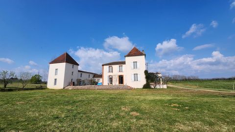 Maison de maître entourée de 23ha de bois et pâturage