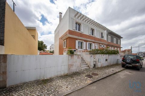 Apresentamos esta moradia localizada numa zona tranquila e residencial em Casal Novo, Famões, no concelho de Odivelas. Inserida num lote de 261 m² e com uma área bruta de construção de 300 m², esta casa é perfeita para famílias que procuram espaço, c...