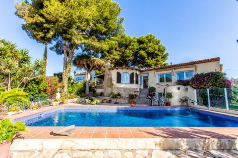 Villa te koop in Benissa – MontemarDeze vrijstaande villa met zee- en golfzicht is gelegen op een licht hellend perceel in de wijk Montemar in Benissa. Oorspronkelijk gebouwd in 1976 en gerenoveerd in 2004. Het grondstuk oogt ruim en biedt veel priva...