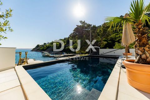 TRIBANJ - Luxe villa eerste rij aan zee Tribanj is een dorp op 12 kilometer van Starigrad, aan de snelweg naar het noordoosten. Het ligt aan de oever van het Velebit-kanaal en bestaat uit verschillende gehuchten, waarvan Tribanj Kruščica, Sveta Manda...