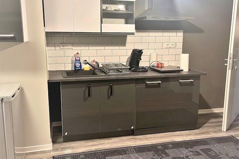 Dit charmante appartement is perfect geschikt voor twee personen en biedt een comfortabele en functionele uitvalsbasis om de schilderachtige omgeving van Pellingen te verkennen. De open woon- en slaapkamer is voorzien van twee comfortabele eenpersoon...