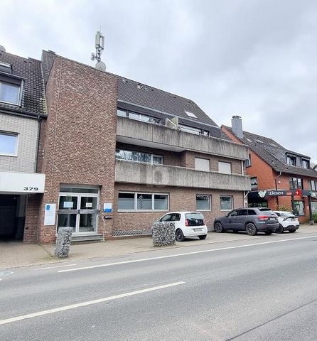 Immobilier d’investissement idéal pour les investisseurs et les propriétaires-occupants ! Ce charmant immeuble d’appartements à Krefeld offre une utilisation mixte avec 6 unités résidentielles et 2 unités commerciales, y compris un cabinet de médecin...
