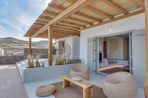 Gelegen op de heuvels boven Kalafatis, op slechts 750 m van de kustlijn, dompelt deze prestigieuze villa u onder in een adembenemende omgeving - van de dramatische kliffen en de baai van Kalafatis tot de mythische rotsen van Divounia, ook wel bekend ...