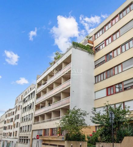 De Vaneau groep is verheugd u in een modern condominium (1972), op de 3e verdieping met lift, een ruime studio van 31,39 m² Loi Carrez aan te bieden uitgebreid met een balkon van 5,59 m². Goed gelegen (Telegraph metro), zonder ruimteverlies, licht en...