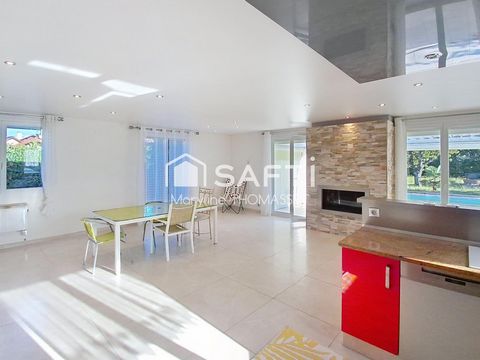 grande pièce de vie pour cette maison avec piscine