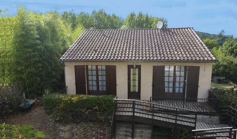 Maison de 86 m² au calme et proche de toutes commodités, avec beau potentiel.