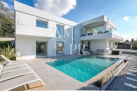 Sur les hauteurs de Cannes cette villa vue mer de 265m2