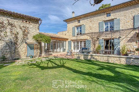 In een ongerepte groene omgeving, in het hart van de Provence, op een steenworp afstand van het dorp Sablet, ontdekt u deze weelderige stenen residentie, gebouwd in 1750 en in 2018 met absolute verfijning gerenoveerd. Gelegen op een aangelegd perceel...
