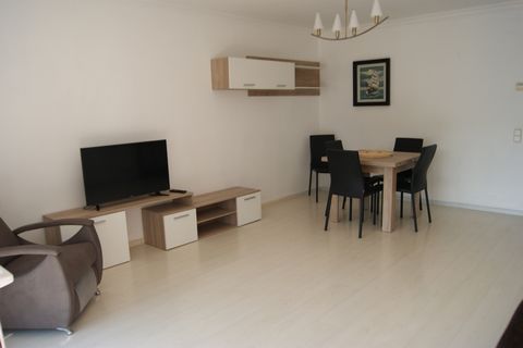 The apartment in Rosas / Roses has 2 bedrooms and has capacity for 5 people. The apartment is modern, and has 88 m². It is located 0,10 km from the sand beach, 0,20 km from the supermarket, 2 km from the bus stop. The house is situated in a family-fr...