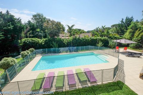Villa avec piscine, simple et familiale, à 500 m de la plage de pampelonne, comprenant entrée, séjour-salon avec cuisine US et grande terrasse, chambr