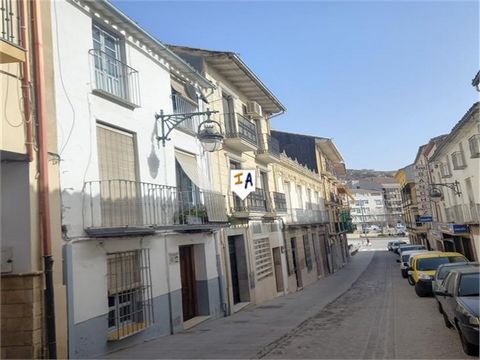 Dit herenhuis met 6 slaapkamers en 2 badkamers van 403 m2 is gelegen in de populaire historische stad Alcala la Real in het zuiden van de provincie Jaen in Andalusië, Spanje en op ongeveer 45 minuten van de internationale luchthaven van Granada. Gele...