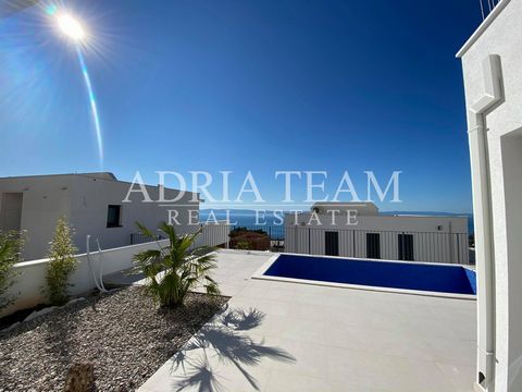 We offer for sale an exclusive modern villa with its own swimming pool in the center of Makarska riviera, directly in the town of Makarska (part of 