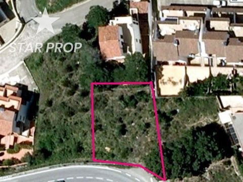 STAR PROP, the leading real estate agency in Llançà, brings you a unique opportunity: a developable land next to the beach. What better way to build your dreams than in a privileged location where the waves become your closest neighbors? This piece o...